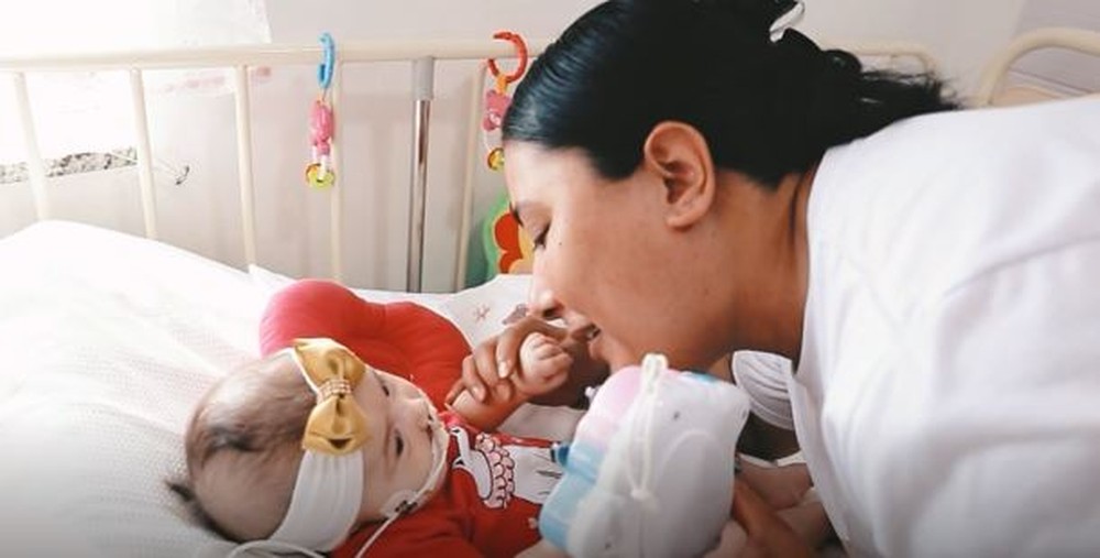 Família de bebê com atrofia muscular luta para conseguir cerca de R$ 11 milhões e importar remédio mais caro do mundo