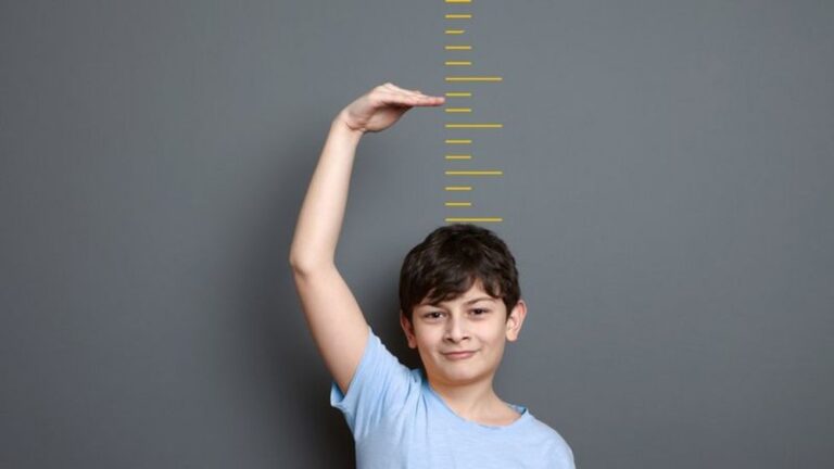 A altura média das pessoas no Reino Unido aumentou em 10 centímetros durante o século passado — Foto: Getty Images via BBC